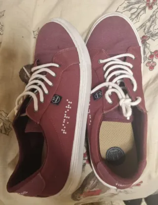 Zapatillas casuales rojas y blancas