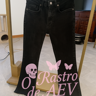 Pantalón campana ZARA negro con calavera y maripos