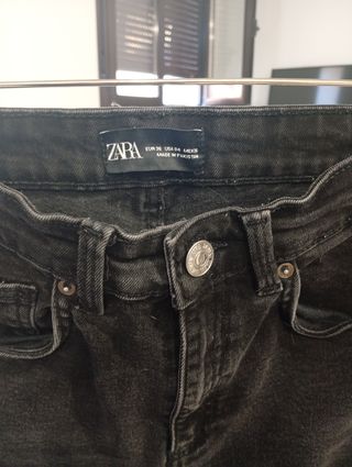 Pantalón campana ZARA negro con calavera y maripos