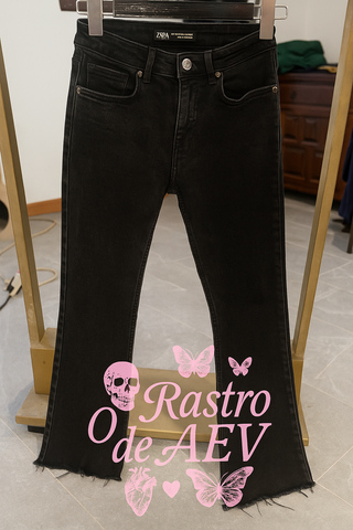 Pantalón campana ZARA negro con calavera y maripos