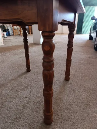 Mesa de madera con cristal