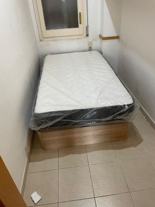 Canapé y colchón de madera