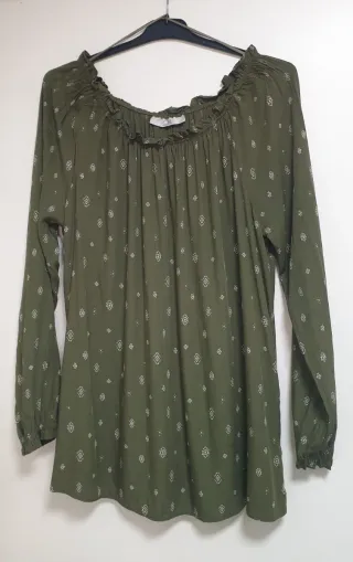 Blusa C&A verde militar con estampado