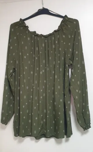 Blusa C&A verde militar con estampado