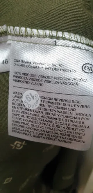 Blusa C&A verde militar con estampado