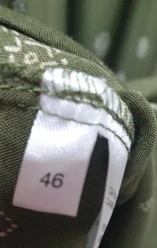 Blusa C&A verde militar con estampado
