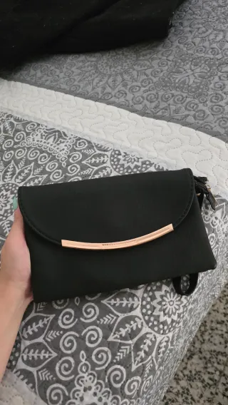 Bolso de mano negro con detalle dorado
