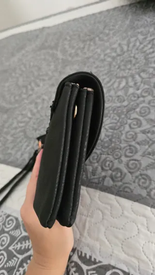Bolso de mano negro con detalle dorado