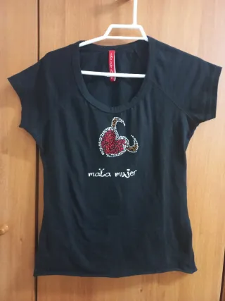 Camiseta negra con pedrería talla S