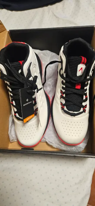 Botas de Baloncesto Boomerang Blancas y Rojas