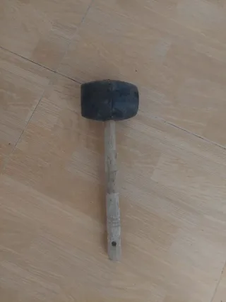 Mazo de goma y madera