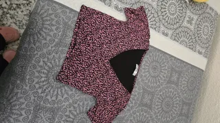 Camiseta estampada flores rosa y negro