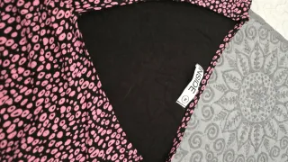 Camiseta estampada flores rosa y negro