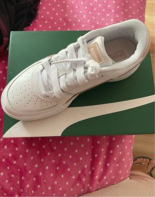 Zapatillas Puma Blancas y Doradas