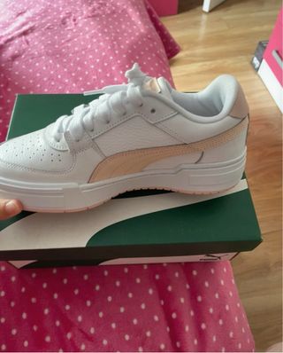 Zapatillas Puma Blancas y Doradas
