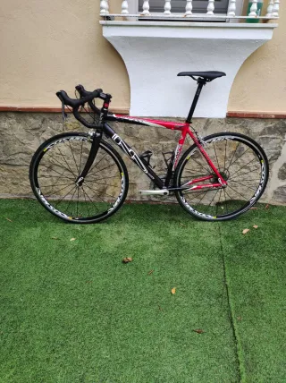 Bicicleta de carretera roja y negra