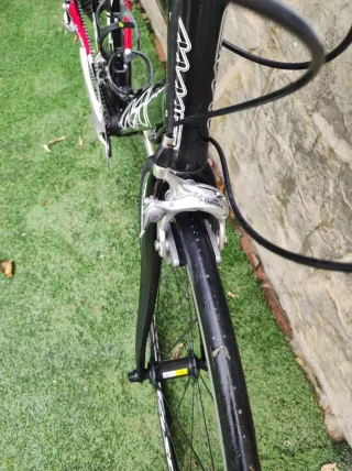 Bicicleta de carretera roja y negra