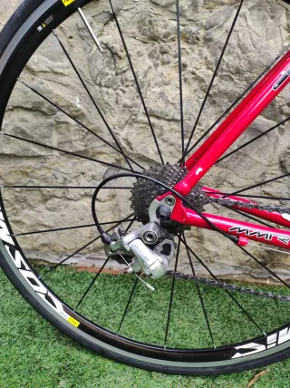 Bicicleta de carretera roja y negra