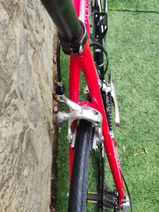 Bicicleta de carretera roja y negra