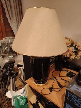 Lámpara de mesa negra y dorada