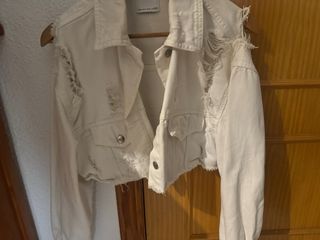 Chaqueta vaquera blanca desgastada