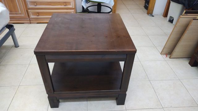 Mesa baja de madera oscura
