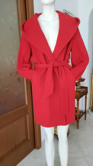 Bellissimo cappottino rosso con cappuccio