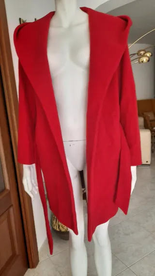 Bellissimo cappottino rosso con cappuccio