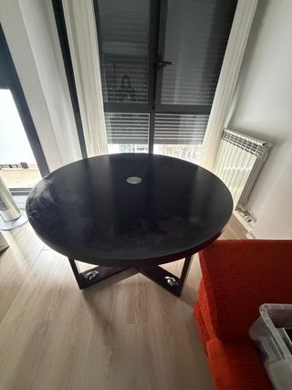 Mesa redonda de madera oscura