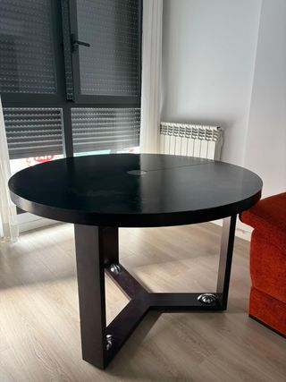Mesa redonda de madera oscura