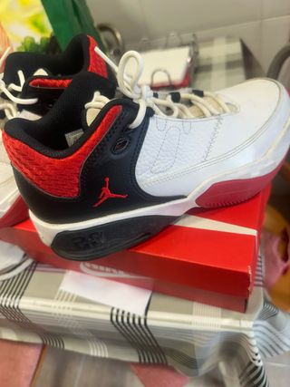 Zapatillas Jordan Rojas y Blancas