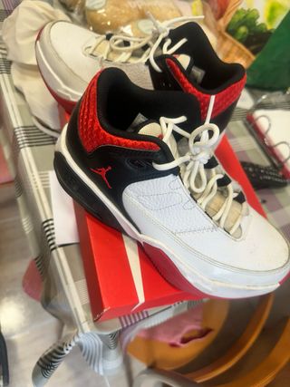 Zapatillas Jordan Rojas y Blancas