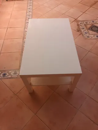 Mesa auxiliar blanca de madera
