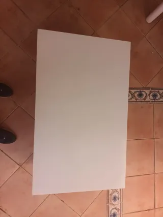 Mesa auxiliar blanca de madera