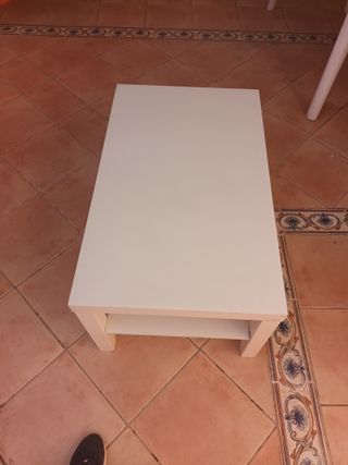 Mesa auxiliar blanca de madera