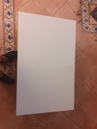 Mesa auxiliar blanca de madera
