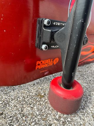 Skate Powell Peralta con diseño de llamas