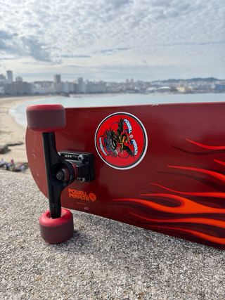 Skate Powell Peralta con diseño de llamas
