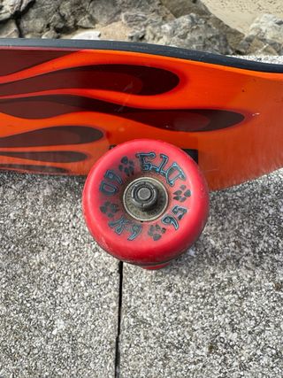 Skate Powell Peralta con diseño de llamas