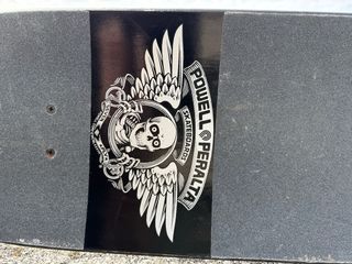 Skate Powell Peralta con diseño de llamas