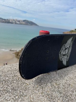 Skate Powell Peralta con diseño de llamas