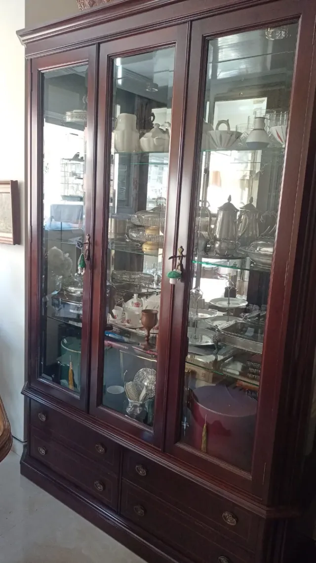 Vitrina clásica 3 cuerpos 2 cajones