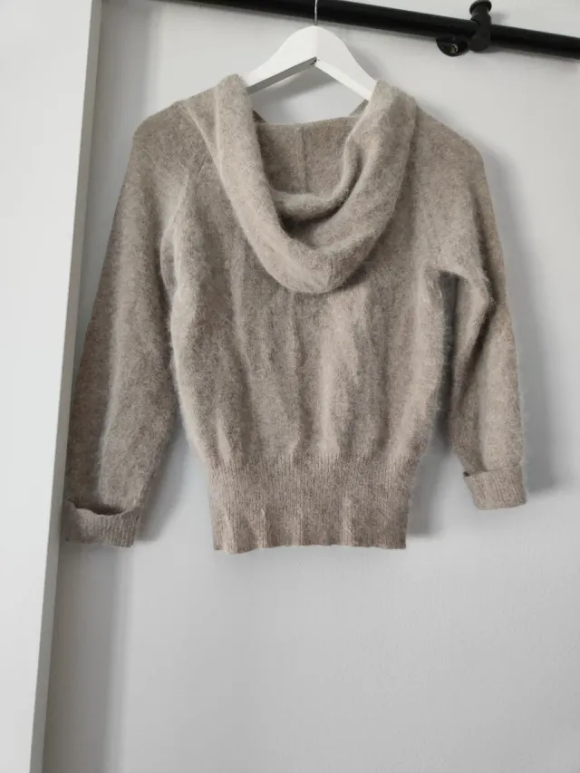 Suéter de angorina beige con capucha