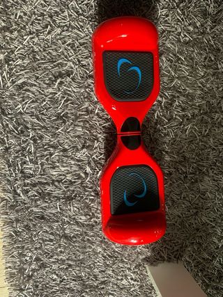 Hoverboard rojo casi nuevo con silla incluida.
