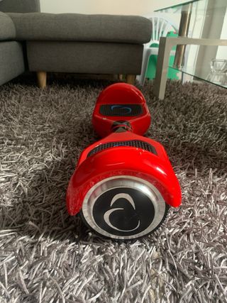 Hoverboard rojo casi nuevo con silla incluida.