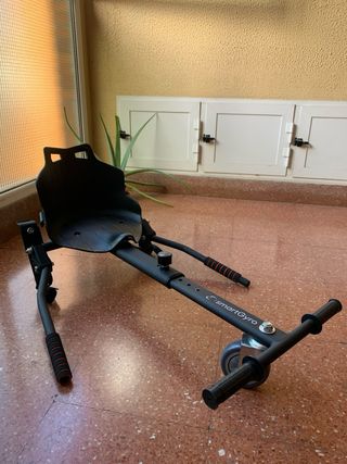 Hoverboard rojo casi nuevo con silla incluida.