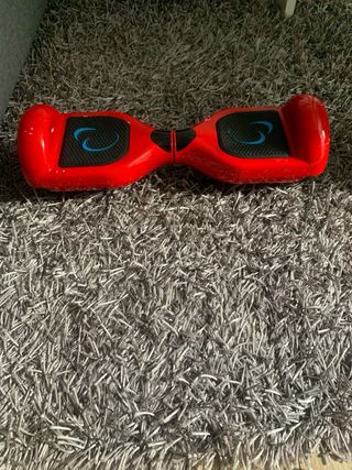 Hoverboard rojo casi nuevo con silla incluida.