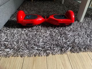 Hoverboard rojo casi nuevo con silla incluida.