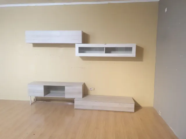 Mueble de salón modular beige y blanco