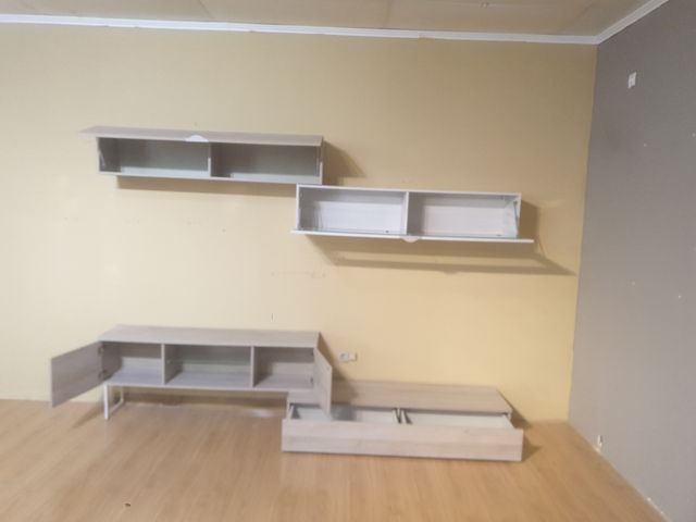 Mueble de salón modular beige y blanco